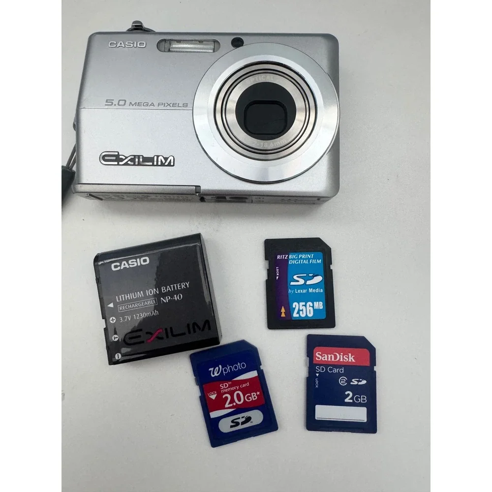 Casio Exilim EX-Z500 5.0MP Digital Camera Silver Bundle with SD Cards